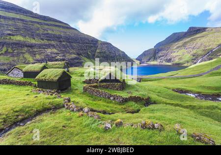 Nordische Landschaft, Saksun, Stremnoy Island, Färöer, Dänemark. Iconic grünes Dach Häuser. Stockfoto