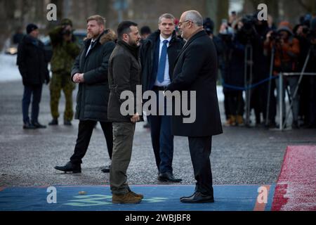 Tallinn, Estland. Januar 2024. Der ukrainische Präsident Wolodymyr Zelenskyj (links) wird vom estnischen Präsidenten Alar Karis (rechts) während der Ankunftszeremonie im Kadriorg-Park des Präsidentenpalastes am 11. Januar 2024 in Tallinn (Estland) begrüßt. Kredit: Ukrainischer Ratsvorsitz/Pressestelle Des Ukrainischen Präsidenten/Alamy Live News Stockfoto