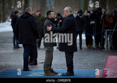 Tallinn, Estland. Januar 2024. Der ukrainische Präsident Wolodymyr Zelenskyj (links) wird vom estnischen Präsidenten Alar Karis (rechts) während der Ankunftszeremonie im Kadriorg-Park des Präsidentenpalastes am 11. Januar 2024 in Tallinn (Estland) begrüßt. Kredit: Ukrainischer Ratsvorsitz/Pressestelle Des Ukrainischen Präsidenten/Alamy Live News Stockfoto