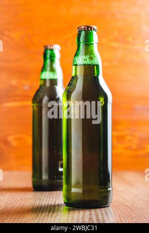 Flaschen Bier auf dem Holztisch. Stockfoto
