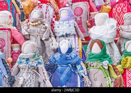 Kleine slawische Folk-Puppen - Amulette, handgemachte Souvenirs oder Geschenke auf Messe. Stockfoto
