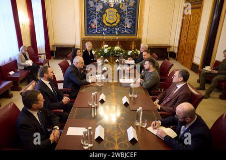 Tallinn, Estland. Januar 2024. Der ukrainische Präsident Wolodymyr Zelenskyj, rechts, hört den estnischen Präsidenten Alar Karis, links, während eines erweiterten bilateralen Treffens im Kadriorg-Park des Präsidentenpalastes am 11. Januar 2024 in Tallinn, Estland. Kredit: Ukrainischer Ratsvorsitz/Pressestelle Des Ukrainischen Präsidenten/Alamy Live News Stockfoto