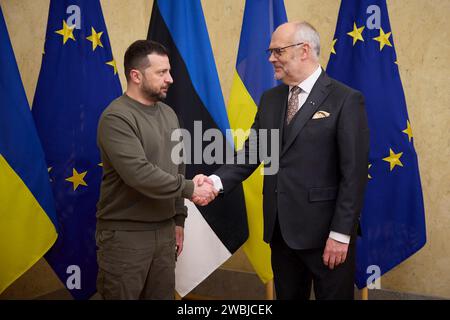 Tallinn, Estland. Januar 2024. Der ukrainische Präsident Wolodymyr Zelenskyj (links) wird vom estnischen Präsidenten Alar Karis (rechts) während der Ankunftszeremonie im Kadriorg-Park des Präsidentenpalastes am 11. Januar 2024 in Tallinn (Estland) begrüßt. Kredit: Ukrainischer Ratsvorsitz/Pressestelle Des Ukrainischen Präsidenten/Alamy Live News Stockfoto