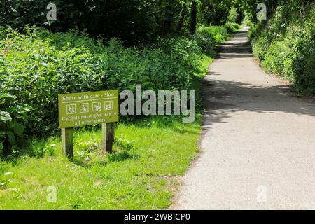 Ein Schild am Helston Drive auf dem Penrose Estate, in der Nähe von Helston, Cornwall, England, Großbritannien, FOTO WURDE VON EINEM ÖFFENTLICHEN FUSSWEG AUFGENOMMEN Stockfoto