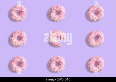 Collage aus rosa Donuts in Glasur auf rosa Hintergrund. Viel Donuts-Mosaik, ein leckerer frischer rosa Donut mit Glasur. Ein Donut in der Mitte Stockfoto