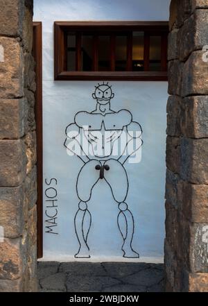 Kunstvolles Eingangsschild auf der Herrentoilette. Jardin de Cactus, Cesar Manrique. Nahaufnahme. Lanzarote, Kanarische Inseln, Spanien. November 2023 Stockfoto