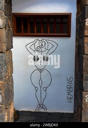 Kunstvolles Eingangsschild auf der Damentoilette. Jardin de Cactus, Cesar Manrique. Nahaufnahme. Lanzarote, Kanarische Inseln, Spanien. November 2023 Stockfoto