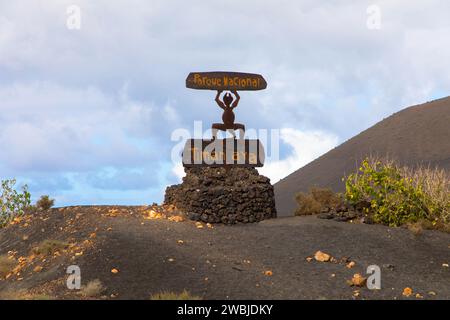 Teufelsschild am Eingang zum Timanfaya Nationalpark auf Lanzarote. Die Figur stellt einen tanzenden Teufel dar Stockfoto