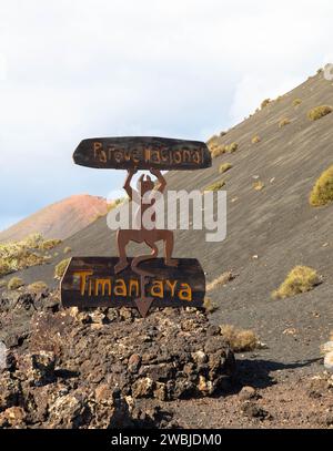 Teufelsschild am Eingang zum Timanfaya Nationalpark auf Lanzarote. Die Figur stellt einen tanzenden Teufel dar Stockfoto