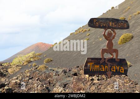 Teufelsschild am Eingang zum Timanfaya Nationalpark auf Lanzarote. Die Figur stellt einen tanzenden Teufel dar Stockfoto