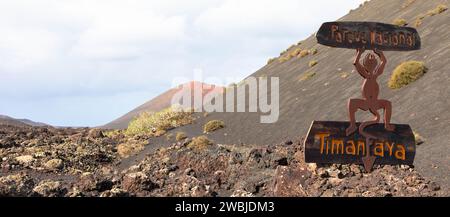 Teufelsschild am Eingang zum Timanfaya Nationalpark auf Lanzarote. Die Figur stellt einen tanzenden Teufel dar Stockfoto