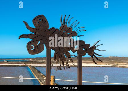 Einfahrtsschild für Los Jameos del Agua. Große rostige Krabbe. Cesar Manrique, Kanarische Inseln, Lanzarote, Spanien. November 2023 Stockfoto