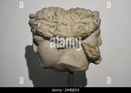 Zweiseitige Herma dionysischer Natur. Zweiseitiger Hermes. 1. Jahrhundert n. Chr. Quinta do Muro. Cacela, Faro, Portugal. Nationalmuseum Für Archäologie. Lissabon, Portugal. Stockfoto