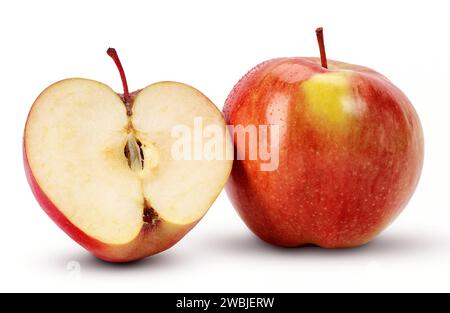 Frische rote Äpfel isoliert auf weißem Hintergrund. Ein Apfel in zwei Hälften geschnitten. Stockfoto