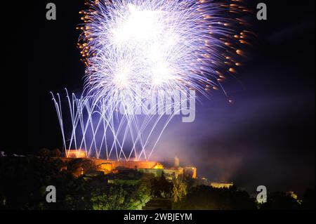 Rhein in Flammen in Koblenz. Feuerwerk über der Festung Ehrenbreitstein mit dem Kaiser Wilhelm Denkmal am Deutschen Eck im Vordergrund. Stockfoto