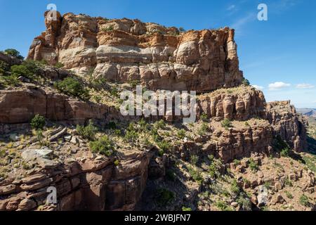 Ein Blick aus der Vogelperspektive auf das felsige Gelände eines Canyons an einem sonnigen Tag Stockfoto