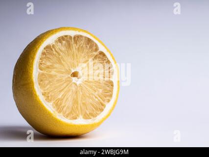 Zitrone. Frische Zitrone isoliert auf Weiss. Zitrone in einem Schnitt Stockfoto