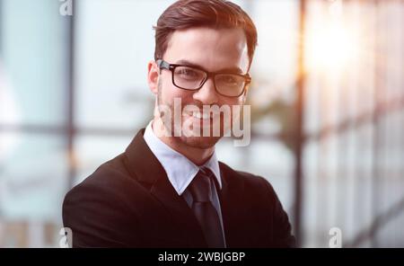 Nahaufnahme des Gesichts eines glücklichen jungen Mannes mit Brille Stockfoto
