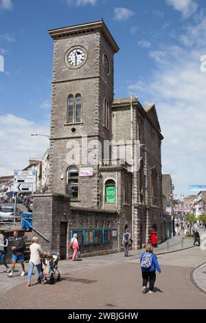 Ein altes Uhrenturmgebäude, jetzt eine Café-Bar an der Union Street, Torquay in Großbritannien Stockfoto