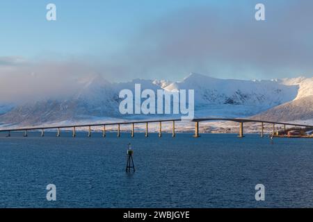 Andøy-Brücke bei Risoyhamn, Norwegen, Skandinavien, Europa im Oktober: Die Brücke verbindet die Insel Andøya mit der Nachbarinsel Hinnøya Stockfoto