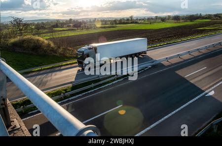 Großer industrieller Sattelauflieger für den Langstreckentransport gewerblicher Fracht mit Auflieger, der über die Autobahn fährt Stockfoto