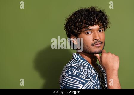 Porträt des gutaussehenden mexikanischen Mannes tragen trendiges Hemd, das das Kinn berührt intelligente Schüler Brainstorming isoliert auf khakifarbenem Hintergrund Stockfoto