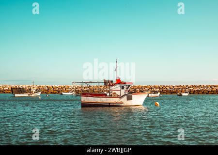 Kleines Boot im Jachthafen von Albufeira, Algarve, südlich von Portugal Stockfoto