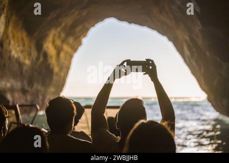 Sehenswürdigkeiten und Fotos mit Smartphones in der Höhle an der Algarve, Albufeira, Portugal Stockfoto