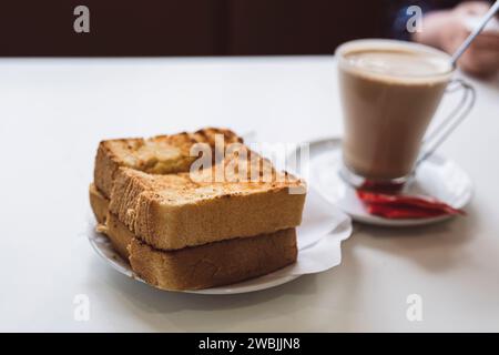 Traditionelles portugiesisches Frühstück: Geröstetes Brot mit Butter und Kaffee, Portugal Stockfoto