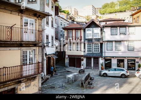 Porto, Portugal - 17. April 2023: Langsamer Morgen mit Leuten, die ihre Besorgungen erledigen Stockfoto