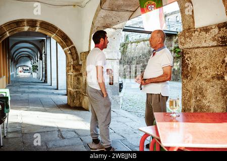 Porto, Portugal - 17. April 2023: Einheimische genießen gemeinsam ein Getränk Stockfoto