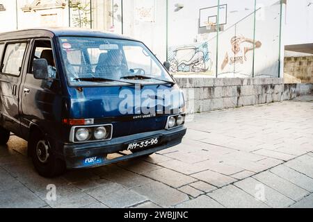 Porto, Portugal - 17. April 2023: Der alte Van mit Einheimischen und schöne Straßenkunst, Wandbilder auf dem Spielfeld dahinter Stockfoto