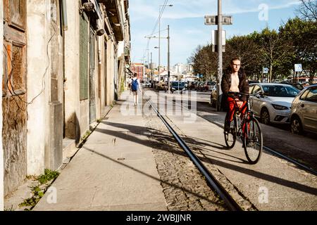 17. April 2023 - Porto, Portugal: Menschen, Touristen, die sich entspannen, genießen und die Innenstadt von Porto besichtigen Stockfoto