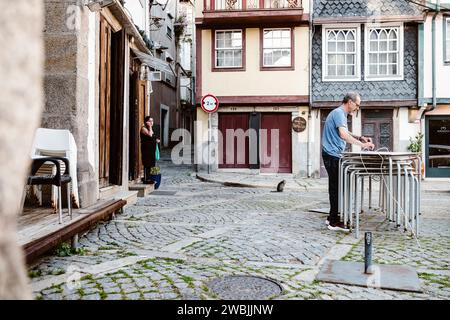 Porto, Portugal - 17. April 2023: Langsamer Morgen mit Leuten, die ihre Besorgungen erledigen Stockfoto