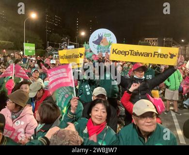 Taipeh, Taiwan. Januar 2024. Anhänger der Demokratischen Progressiven Partei (DPP) demonstrieren während eines Wahlkampfs. Quelle: Yu-Tzu Chiu/dpa/Alamy Live News Stockfoto