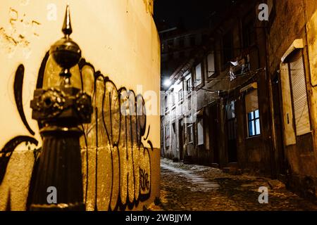 17. April 2023 - Porto, Portugal: Nachtblick auf die Porto Street, die zweitgrößte Stadt Portugals und eines der wichtigsten Stadtgebiete der Iberischen Halbinsel Stockfoto