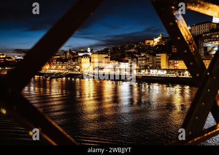 Nachtansicht auf den Fluss in Porto mit der berühmten Eisenbrücke vor der Tür, Portugal Stockfoto