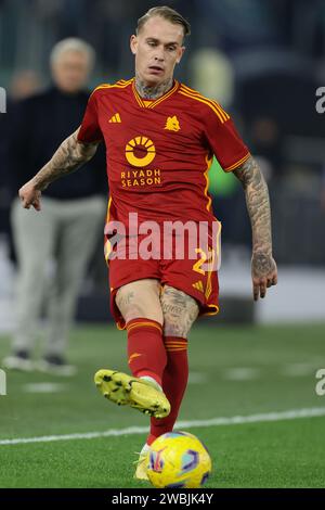 Der niederländische Abwehrspieler Rick Karsdorp kontrolliert den Ball während des Viertelfinales des italienischen Pokals SS Lazio gegen AS Roma im Olimpico-Stadion am 10. Januar 2024 in Rom. Stockfoto