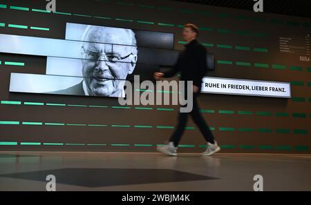 11. Januar 2024, Hessen, Frankfurt/Main: Im Foyer des DFB Campus wird an die Fußballlegende Franz Beckenbauer mit einem Schwarzweißfoto und den Worten „Ruhe in Frieden, lieber Franz“ erinnert. Beckenbauer starb am Sonntag im Alter von 78 Jahren. Foto: Arne Dedert/dpa Stockfoto