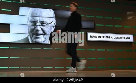 11. Januar 2024, Hessen, Frankfurt/Main: Im Foyer des DFB Campus wird an die Fußballlegende Franz Beckenbauer mit einem Schwarzweißfoto und den Worten „Ruhe in Frieden, lieber Franz“ erinnert. Beckenbauer starb am Sonntag im Alter von 78 Jahren. Foto: Arne Dedert/dpa Stockfoto