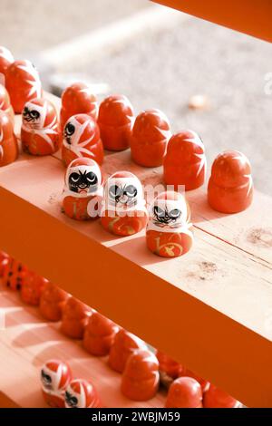 daruma, japanische, rot gestrichene Glückspuppe Stockfoto