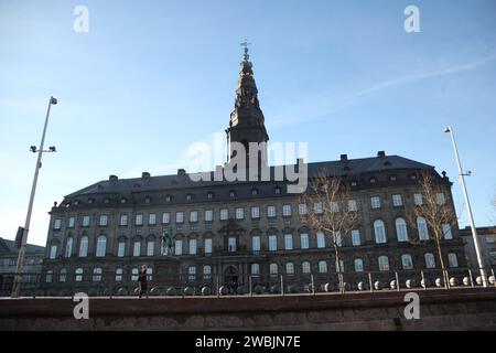 Kopenhagen, Dänemark. Januar 2024. Ein Passant geht vorbei am Schloss Christiansborg. Die dänische Königin Margrethe II. Dankt am 14. Januar 2024 nach 52 Jahren auf dem Thron ab und übergibt das Amt an ihren ältesten Sohn, den heutigen Kronprinzen Frederik. Quelle: Steffen Trumpf/dpa/Alamy Live News Stockfoto