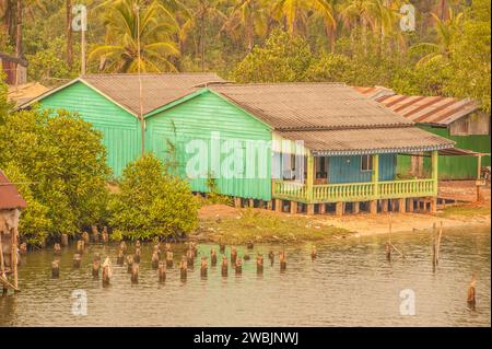 Farbenfrohes türkisfarbenes Haus am Ufer eines Flusses während der Trockenzeit, Southern Cardamom Forest, Provinz Koh Kong, Kambodscha. Kredit: Kraig lieb Stockfoto