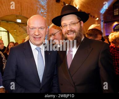 Joe Chialo Kultursenator Berlin , Kai Wegner, Rabbiner Yehuda Teichtal beim Neujahrsempfang der CDU spandau in der Zitadelle spandau. *** Joe Chialo Senator für Kultur Berlin, Kai Wegner, Rabbi Yehuda Teichtal beim Neujahrsempfang der CDU Spandau in der Zitadelle Spandau Stockfoto