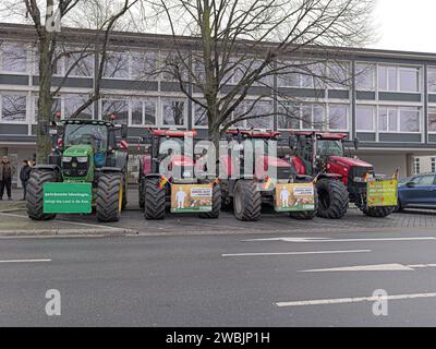 Großer Bauernprotest in Hannovers Innenstadt Landwirtinnen und Landwirten kam heute zu einer Großdemonstration in der Innenstadt von Hannover. Mehr als 1000 Trecker und Landmaschinen fährt in einer Sternfahrt ins Zentrum der Landeshauptstadt. Auf dem Platz der Göttinger Sieben fand eine große Kundgebung statt. *** Großbauern Protest in Hannover Innenstadt Bauern kamen zu einer großen Demonstration in der Innenstadt von Hannover heute fuhren mehr als 1000 Traktoren und Landmaschinen bei einer Kundgebung in die Landeshauptstadt Eine Großkundgebung fand auf dem Platz der Göttinger Sieben statt Stockfoto