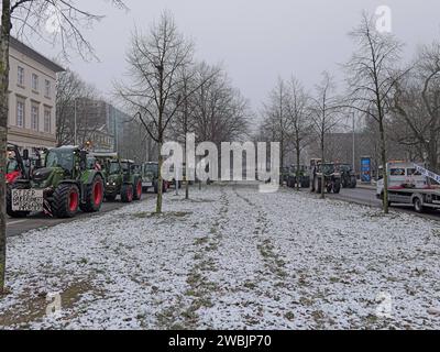 Großer Bauernprotest in Hannovers Innenstadt Landwirtinnen und Landwirten kam heute zu einer Großdemonstration in der Innenstadt von Hannover. Mehr als 1000 Trecker und Landmaschinen fährt in einer Sternfahrt ins Zentrum der Landeshauptstadt. Auf dem Platz der Göttinger Sieben fand eine große Kundgebung statt. *** Großbauern Protest in Hannover Innenstadt Bauern kamen zu einer großen Demonstration in der Innenstadt von Hannover heute fuhren mehr als 1000 Traktoren und Landmaschinen bei einer Kundgebung in die Landeshauptstadt Eine Großkundgebung fand auf dem Platz der Göttinger Sieben statt Stockfoto