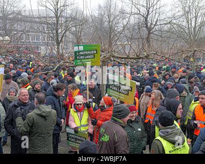 Großer Bauernprotest in Hannovers Innenstadt Landwirtinnen und Landwirten kam heute zu einer Großdemonstration in der Innenstadt von Hannover. Mehr als 1000 Trecker und Landmaschinen fährt in einer Sternfahrt ins Zentrum der Landeshauptstadt. Auf dem Platz der Göttinger Sieben fand eine große Kundgebung statt. *** Großbauern Protest in Hannover Innenstadt Bauern kamen zu einer großen Demonstration in der Innenstadt von Hannover heute fuhren mehr als 1000 Traktoren und Landmaschinen bei einer Kundgebung in die Landeshauptstadt Eine Großkundgebung fand auf dem Platz der Göttinger Sieben statt Stockfoto