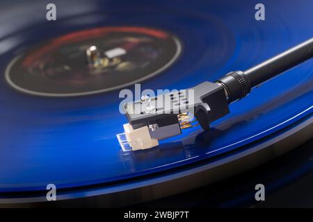 Recordplayer mit blauer, lang abspielbarer Platte Stockfoto