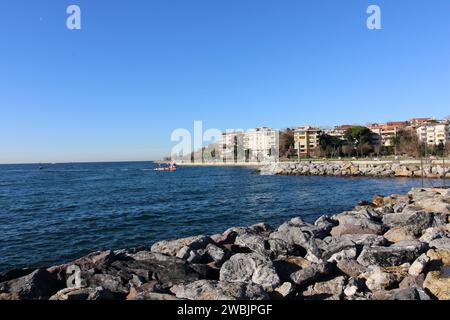 Blick auf das Meer und die Häuser auf einem Spaziergang am Meer in Kadikoy Istanbul Stockfoto