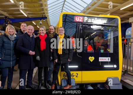 BVG stellt neue U-Bahn Reihe JK vor 11. Januar 2024 - Deutschland, Berlin - Übergabe des Premierenfahrzeugs der nächsten Berliner U-Bahngeneration an die Berliner Verkehrsbetriebe BVG im U-Bahnhof Olympia-Stadion. Das von Stadler Deutschland in Berlin entwickeltes und gebaute Fahrzeug ist das erste von 24 neuen Zügen der Baureihen J und JK, von denen je12 im Klein- und im Großprofil umfassende Tests durchlaufen. Im Bild v.l. Jenny Zeller, BVG-Vorständin Personal und Soziales, jure Mikolcic, CEO Stadler Deutschland, Kai Wegner CDU, Regierender Bürgermeister von Berlin, Manja Schreiner CDU, Senatori Stockfoto